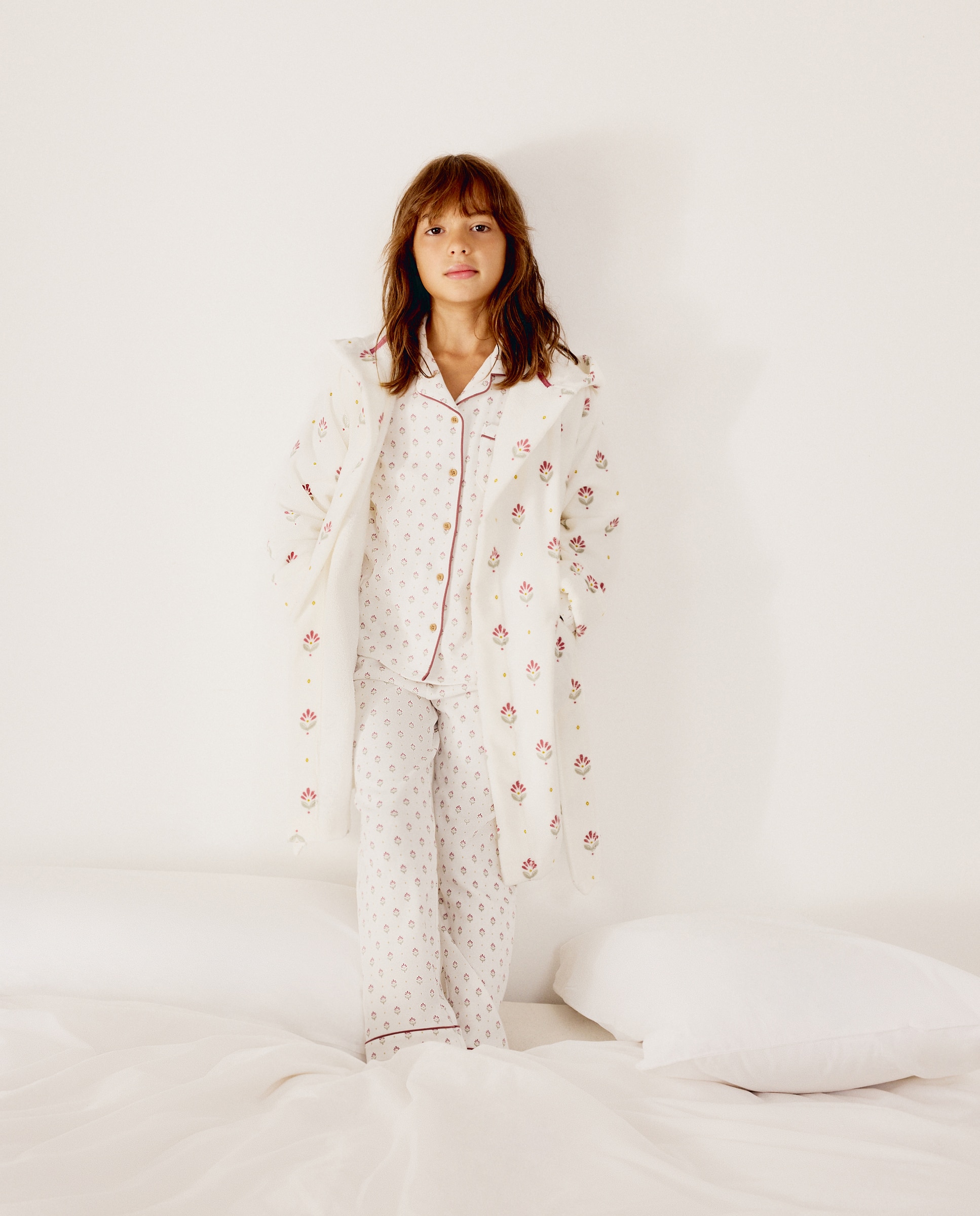 Imagen 0 de Albornoz con estampados fantasía de niña Blanco