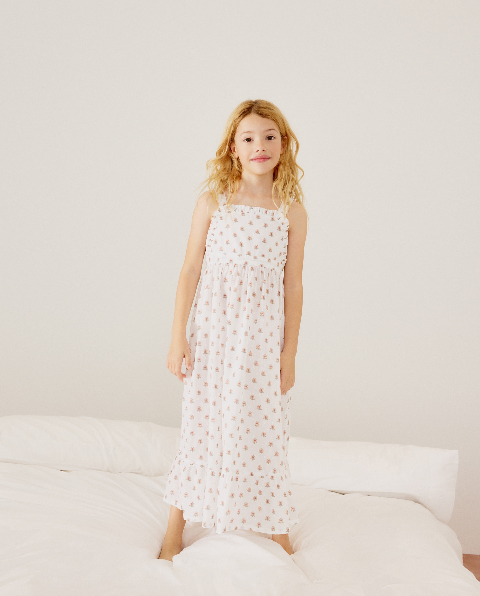Imagen 2 de Conjunto comunión (bata + camisón) plumeti flores niña - Cotton Juice - Blanco Blanco