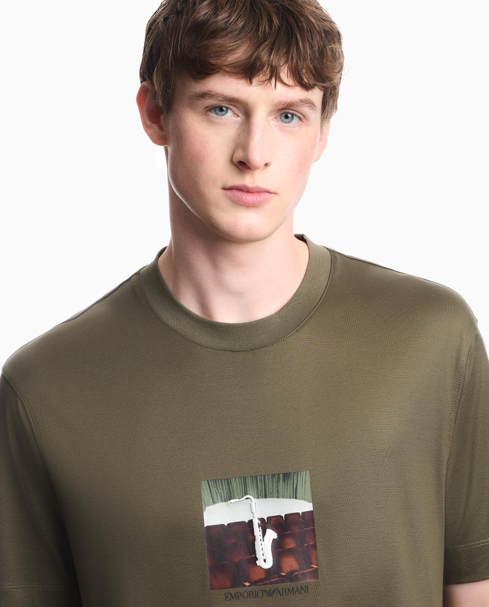 Imagen 4 de Camiseta de hombre manga corta con estampado musical - Emporio Armani - Verde militar Verde militar