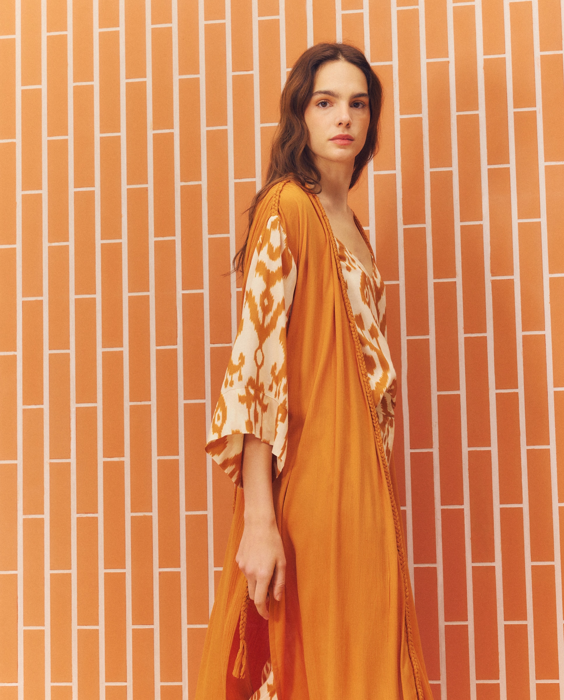 Stella Rittwagen - Kimono liso con detalle en mangas.