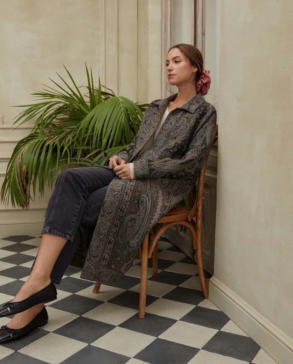 Sobretudo Comprido com Jacquard Paisley Preto-1