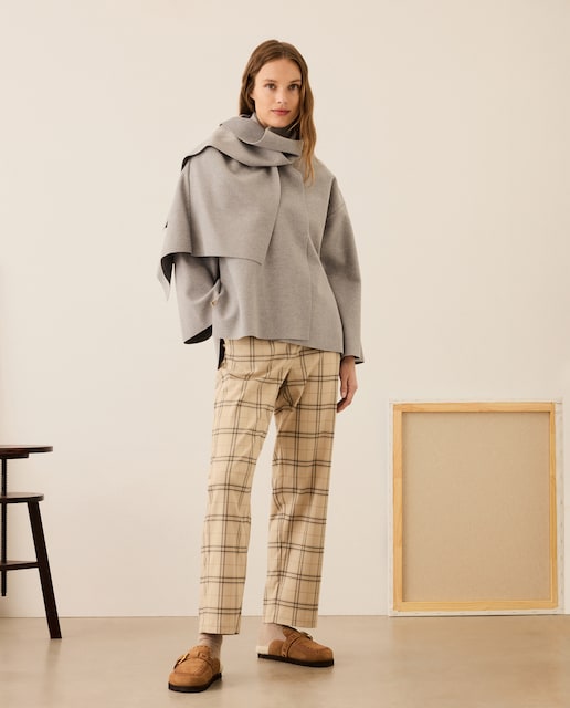 Imagem 0 de Casacão Ligeiro com Detalhe de Cachecol