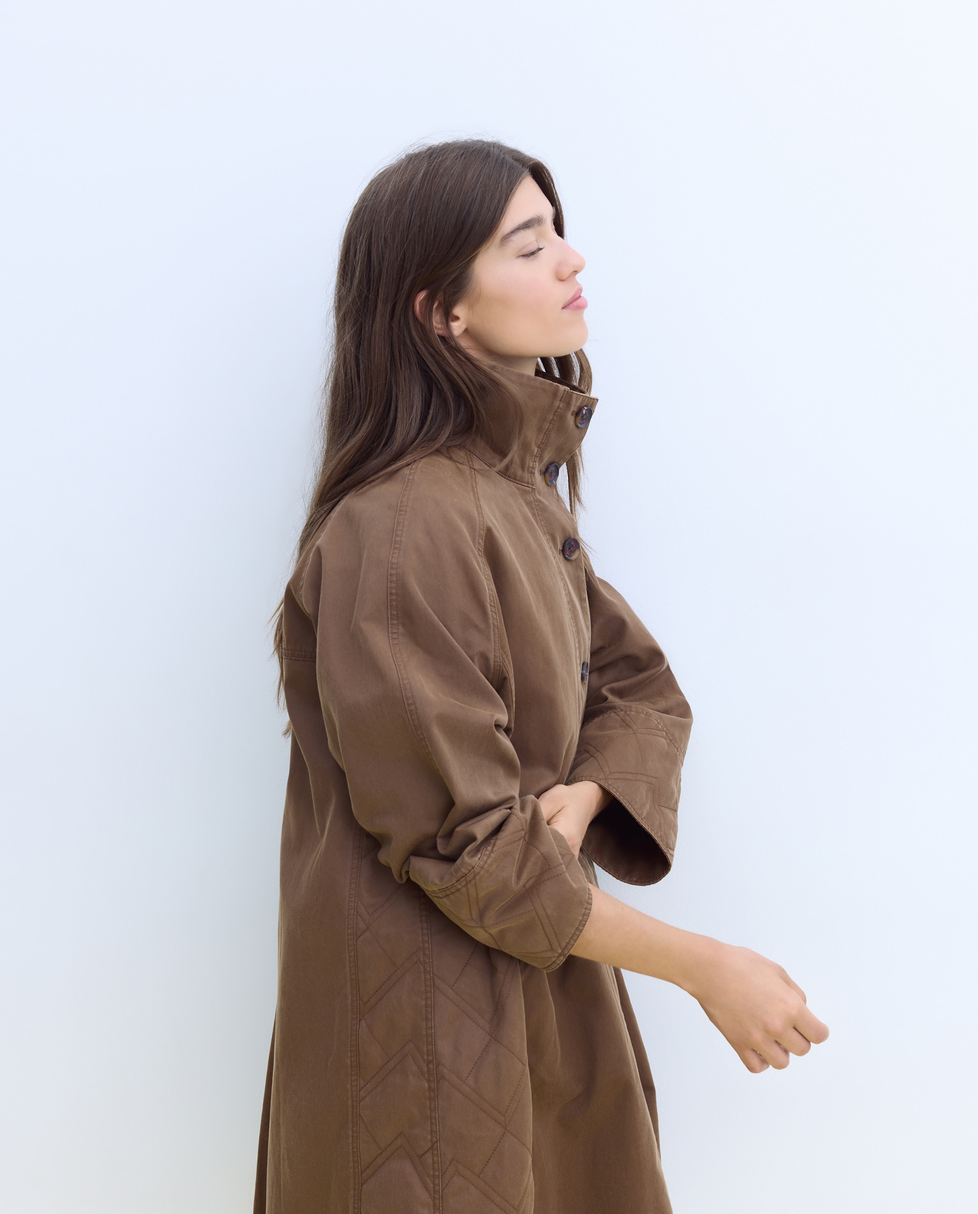 Imagen 0 de Gabardina estilo chaleco Marrón
