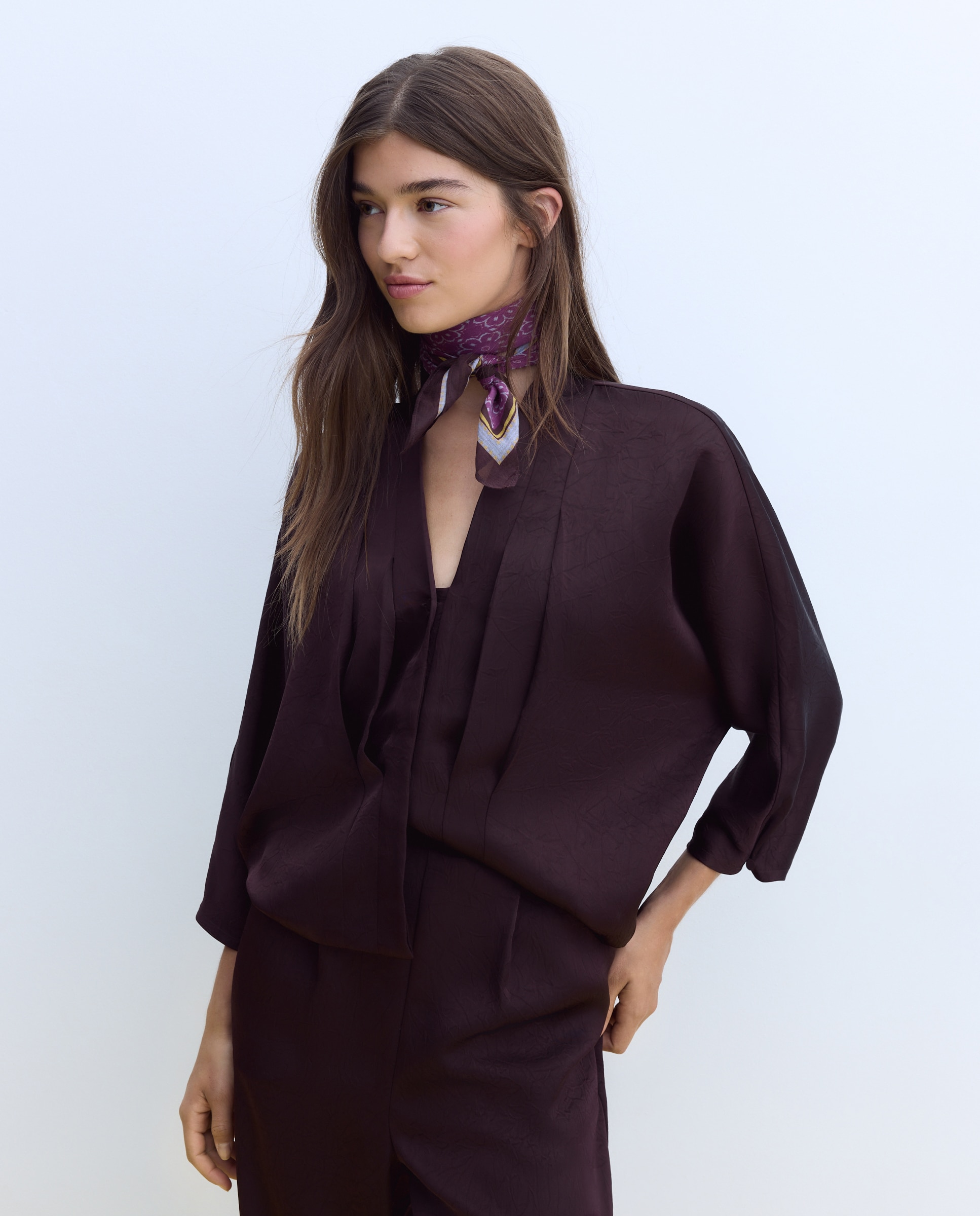 Imagen 0 de Camisa de mujer con detalle de pliegues Marrón