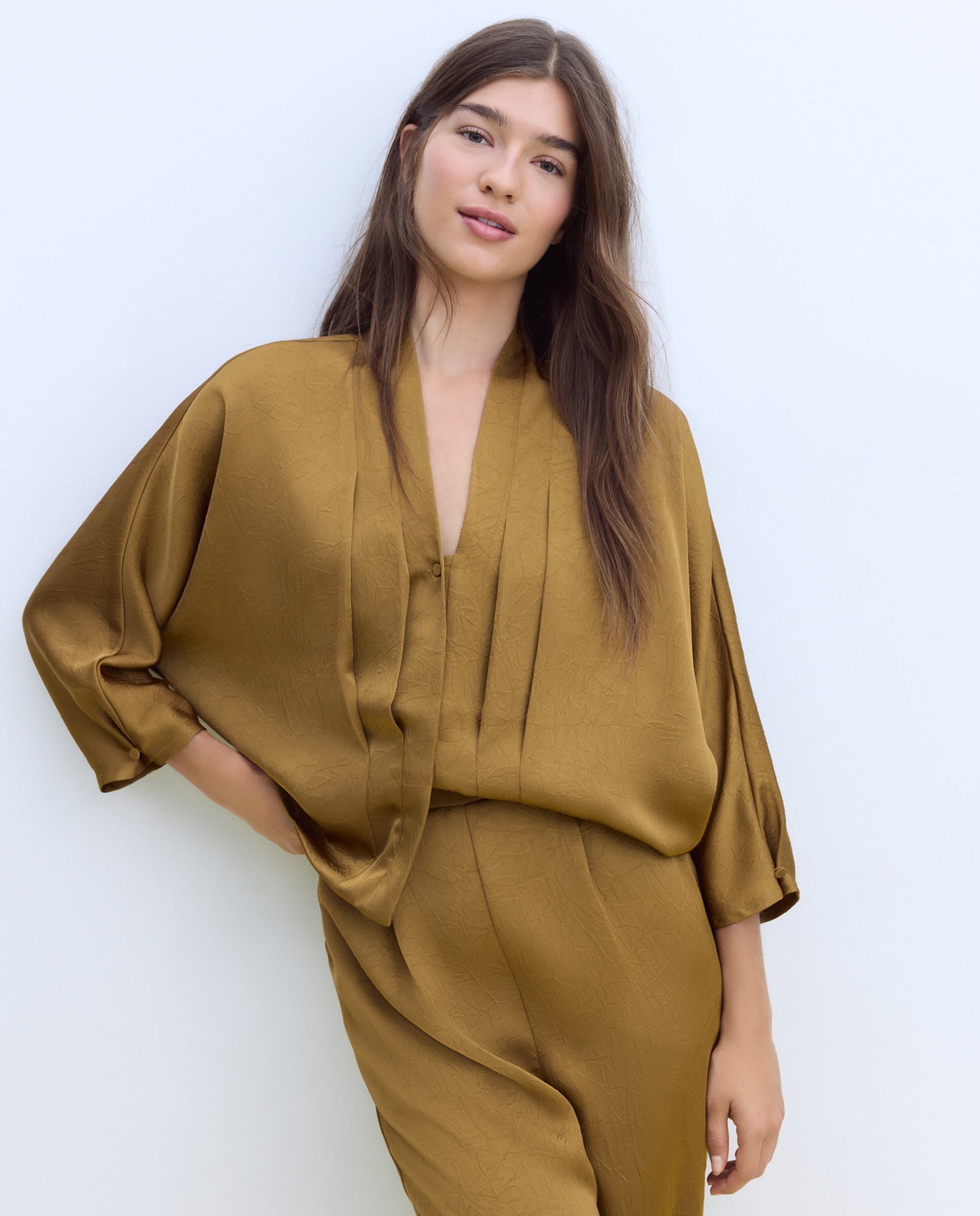Imagen 0 de Camisa de mujer con detalle de pliegues 391 Oro viejo