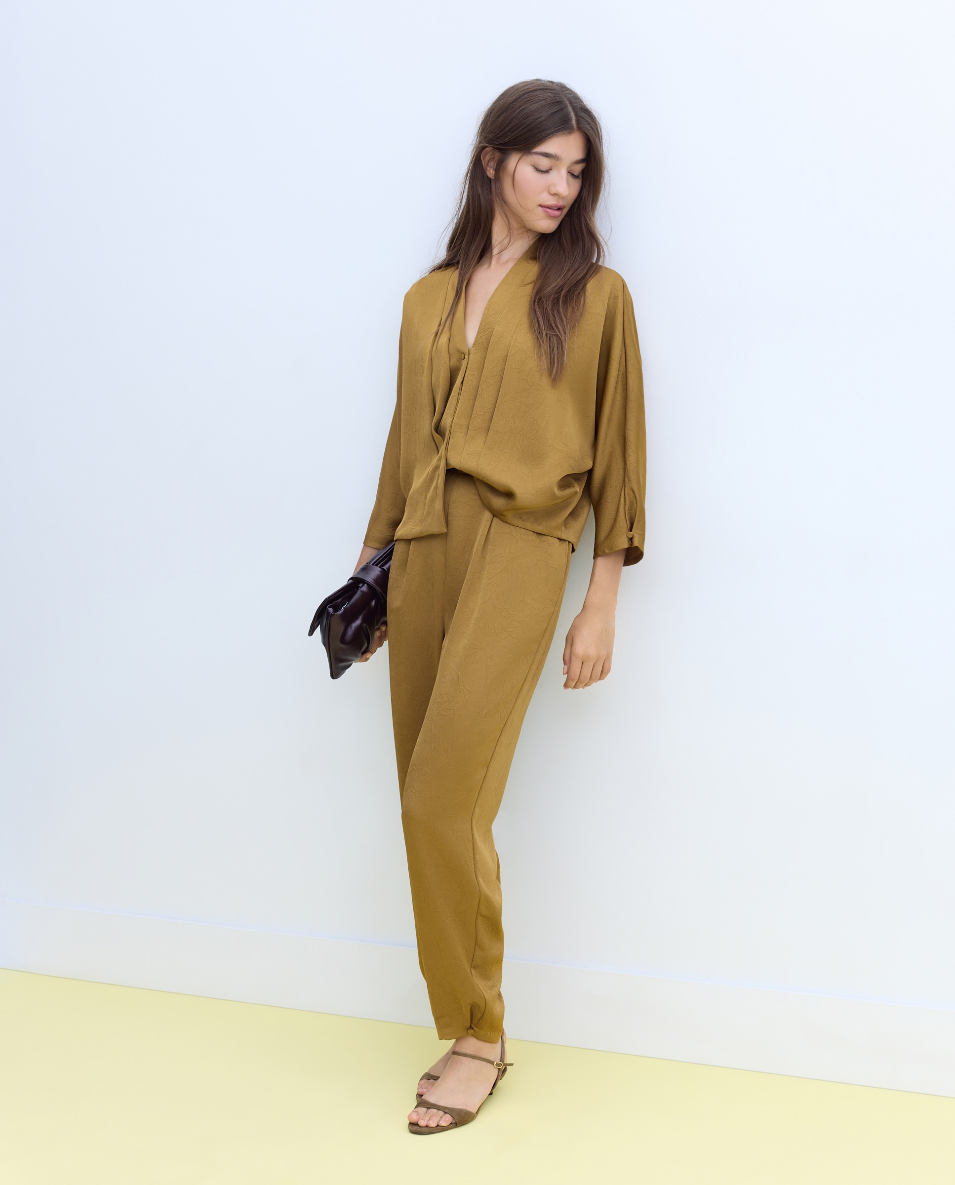 Imagen 0 de Pantalón de mujer con detalle de pliegues 391 Oro viejo