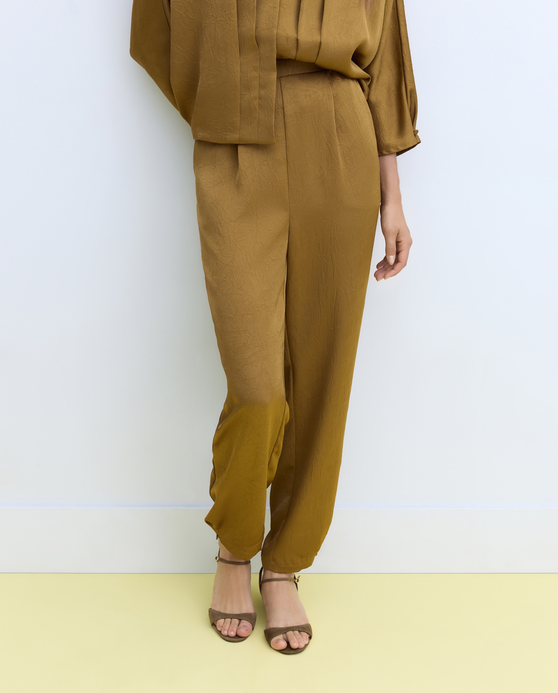 Pantalón de mujer con detalle de pliegues - Stella Rittwagen - 391 Oro viejo 391 Oro viejo-2