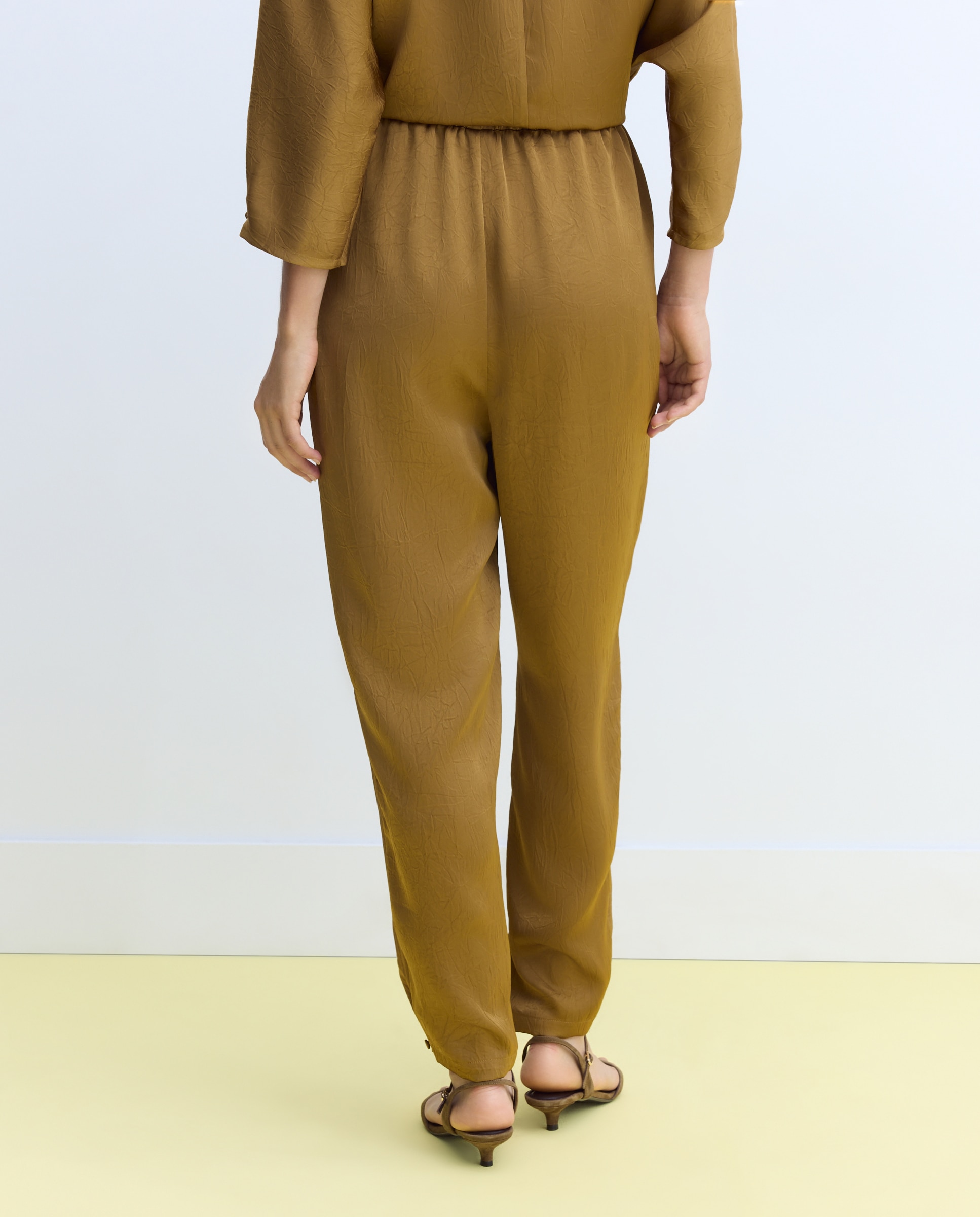 Pantalón de mujer con detalle de pliegues - Stella Rittwagen - 391 Oro viejo 391 Oro viejo-3