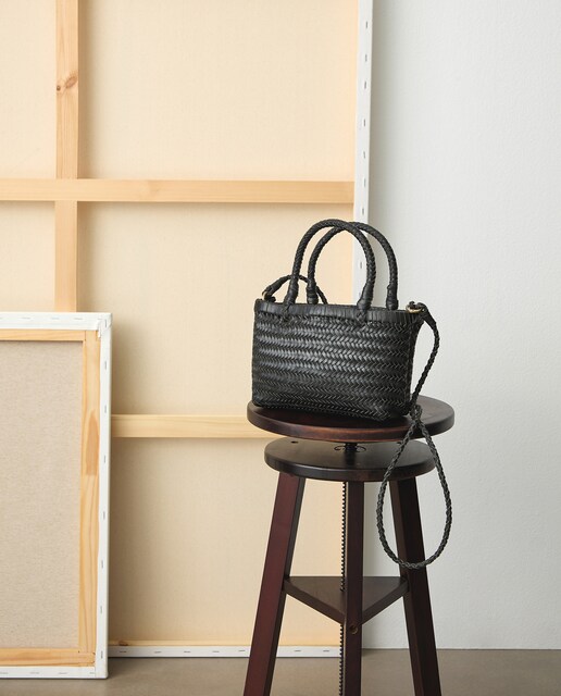 Mini bolso trenzado realizado en piel