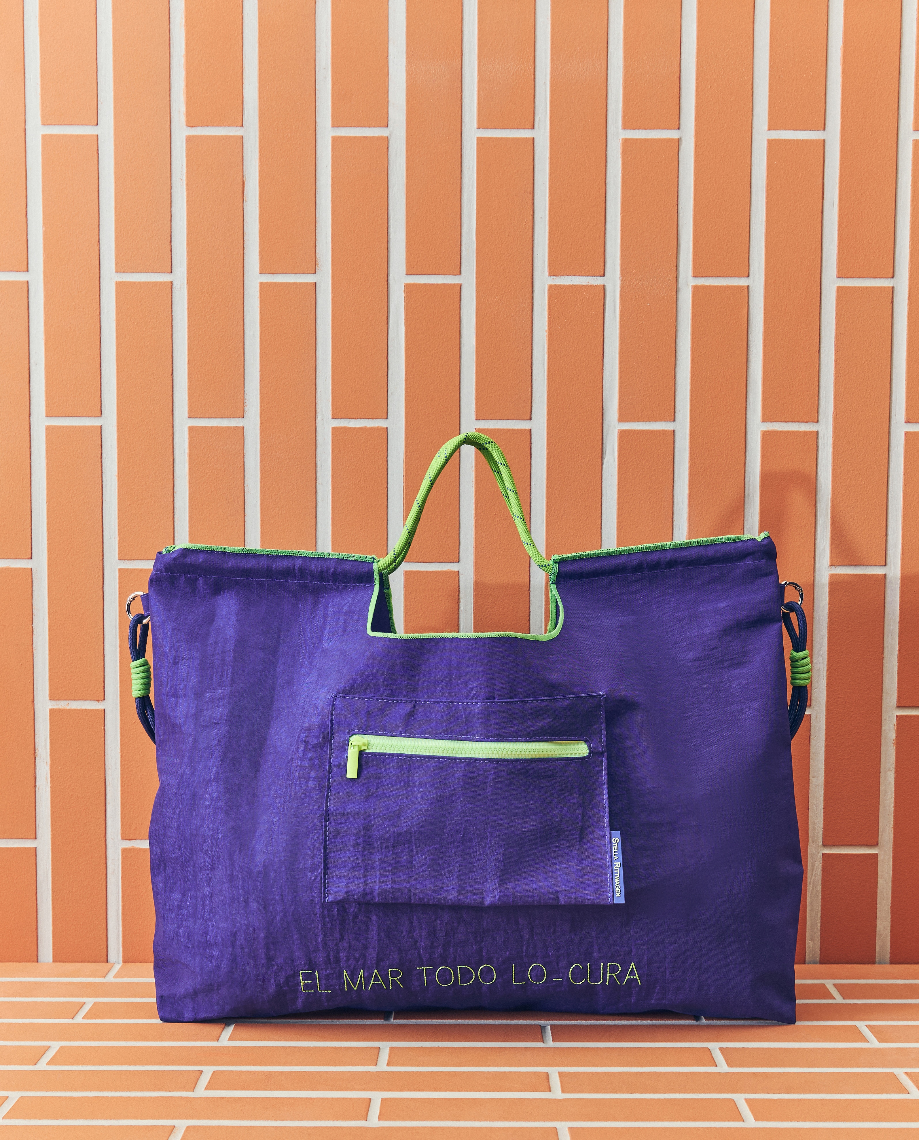 Imagem 0 de Mala com Corda e Estampado de Texto