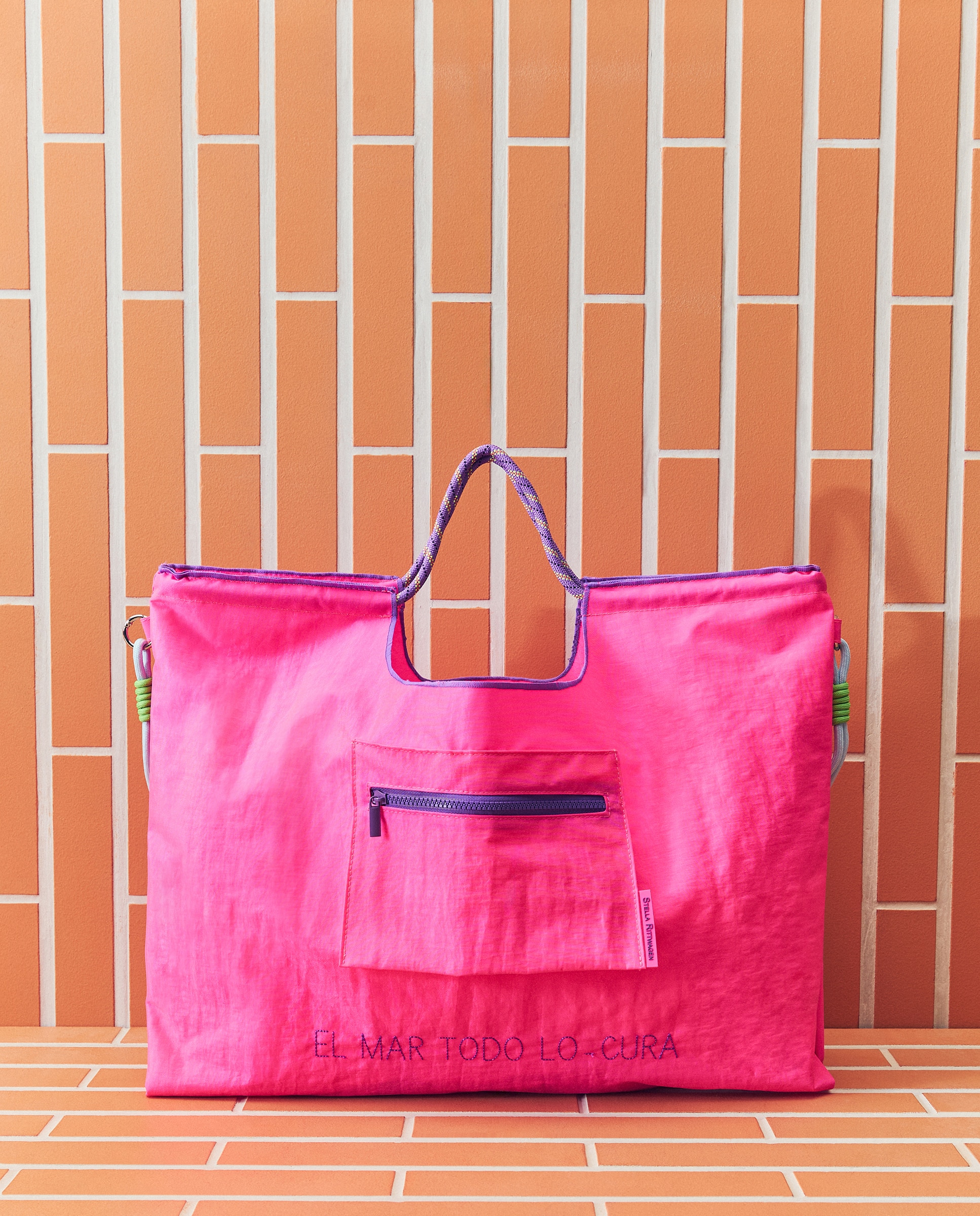 Imagem 0 de Mala com Corda e Estampado de Texto