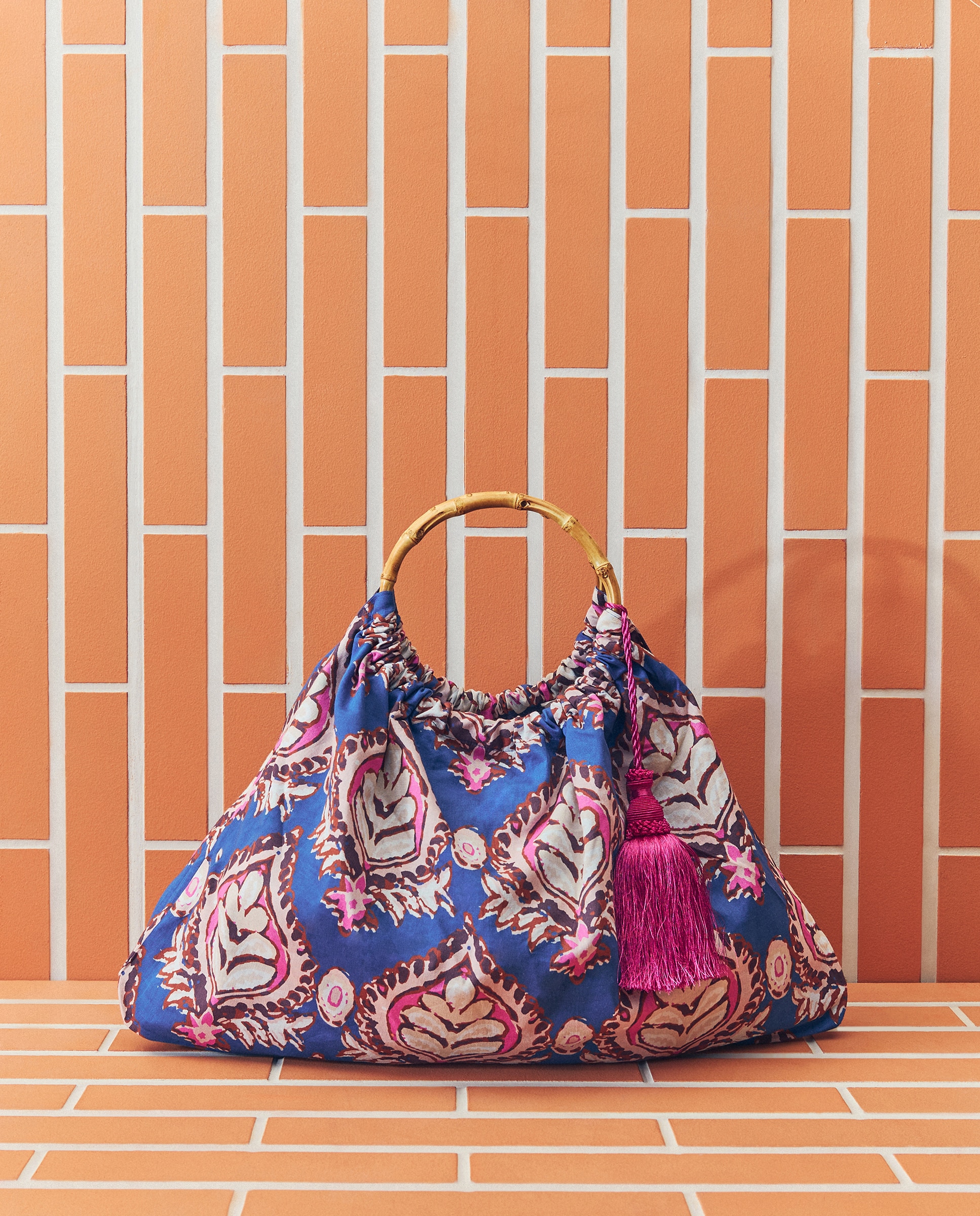 Imagem 0 de Mala Estampada com Alças de Bambu