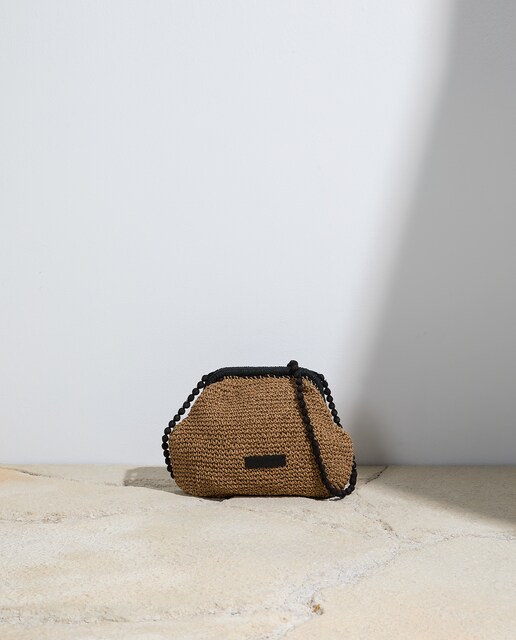 Bolso pouch de rafia con asa negra