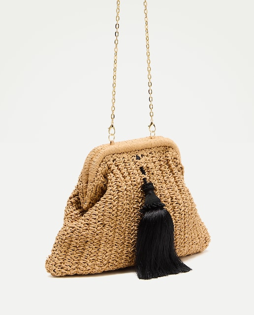 Imagen 0 de Bolso tipo pouch con pompón Negro