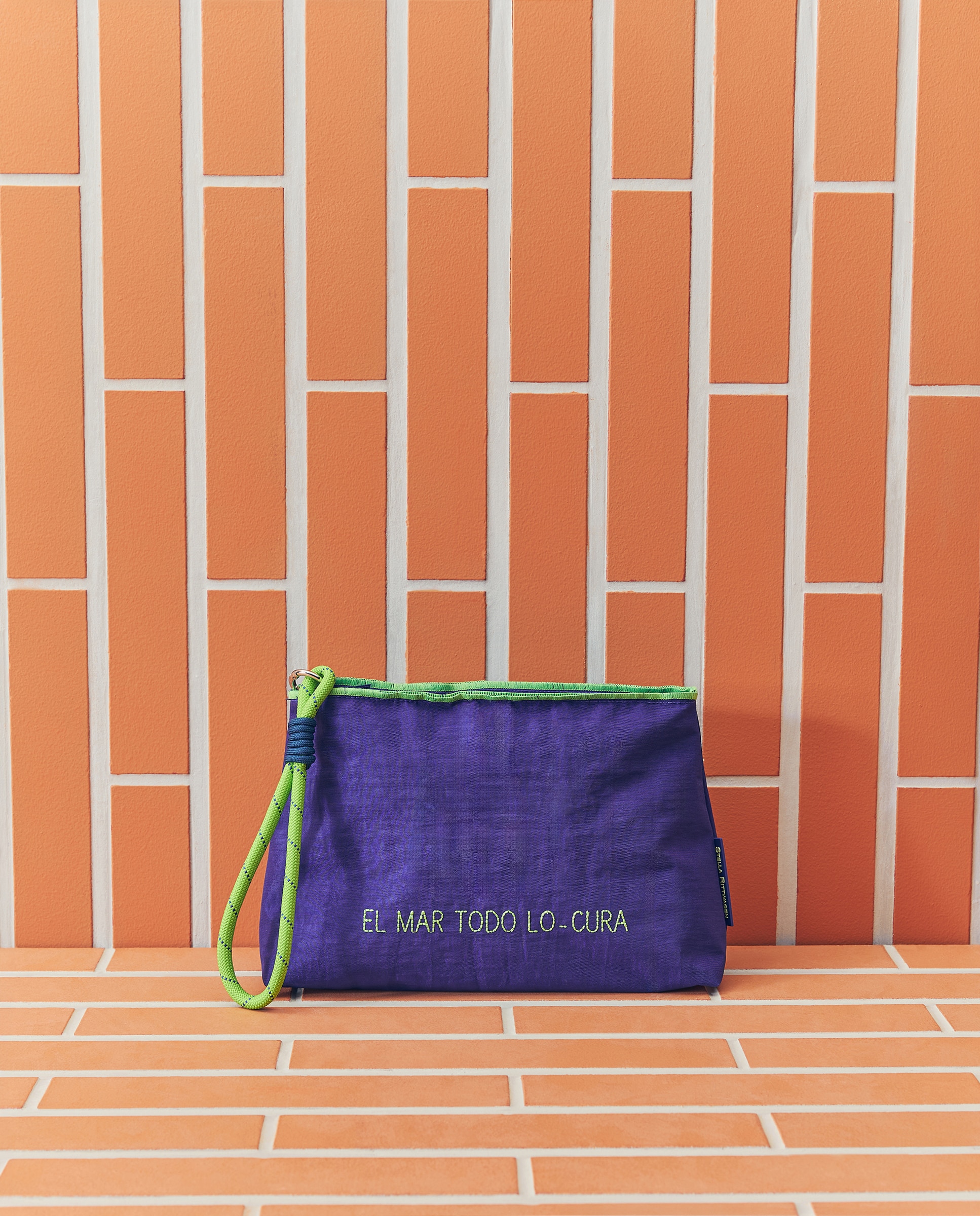 Imagem 0 de Nécessaire com Corda e Estampado de Texto