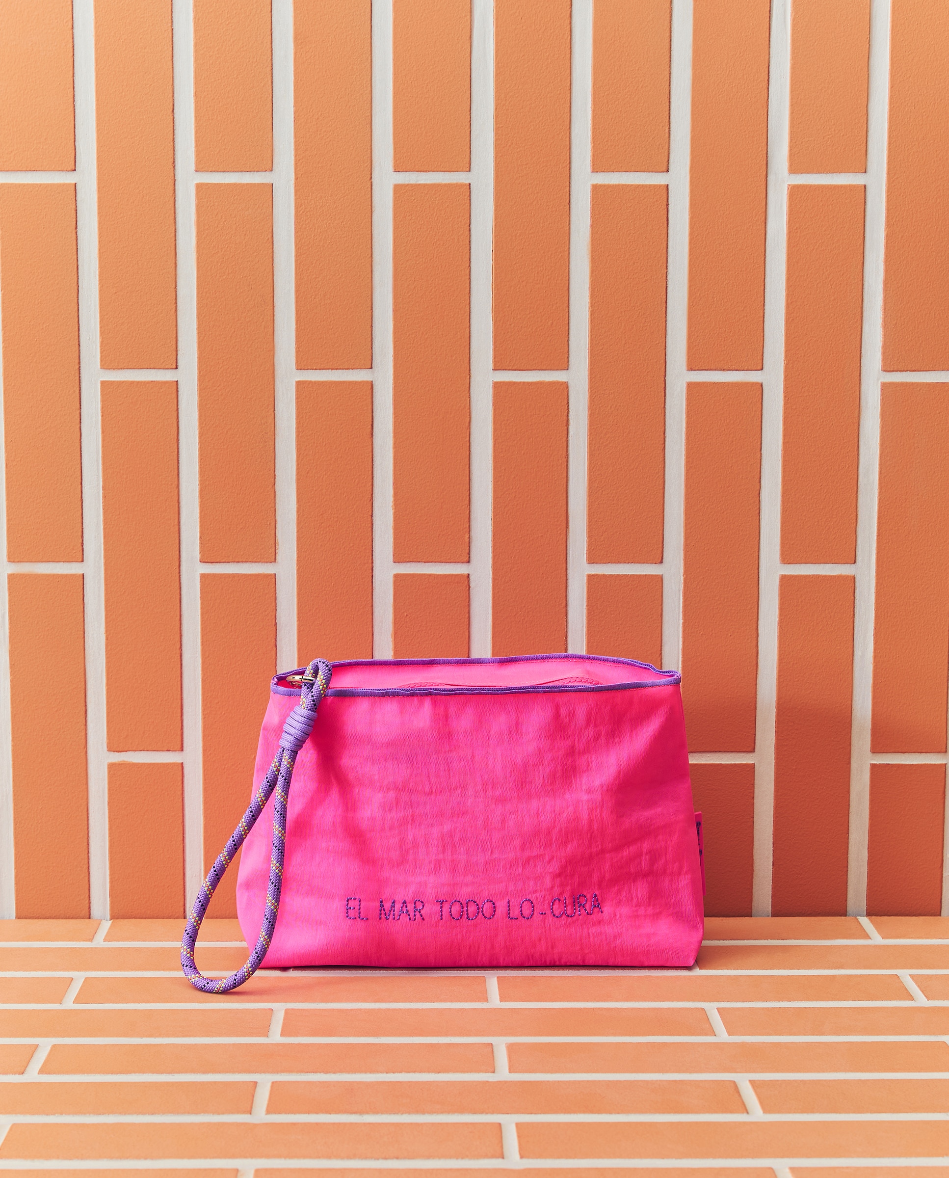 Imagem 0 de Nécessaire com Corda e Estampado de Texto