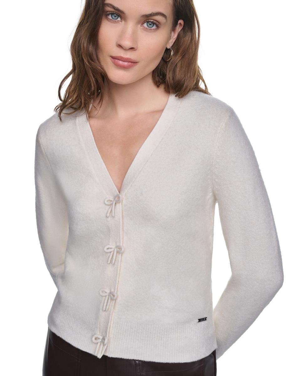 Cardigan com Decote em Bico e Fecho de Botões com Detalhe de Laços Bege-4