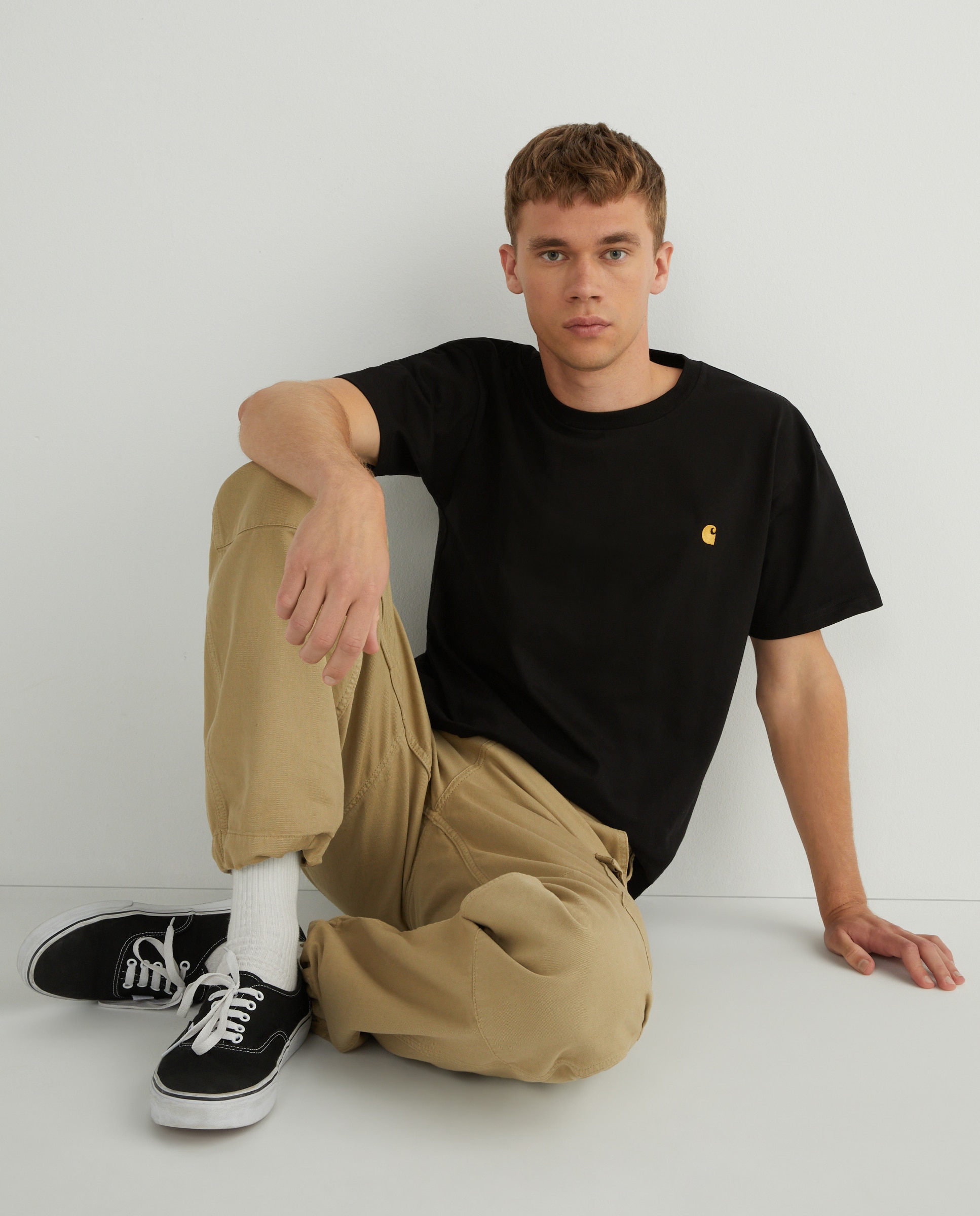T-shirt com Manga Curta e Bordado Preto-2