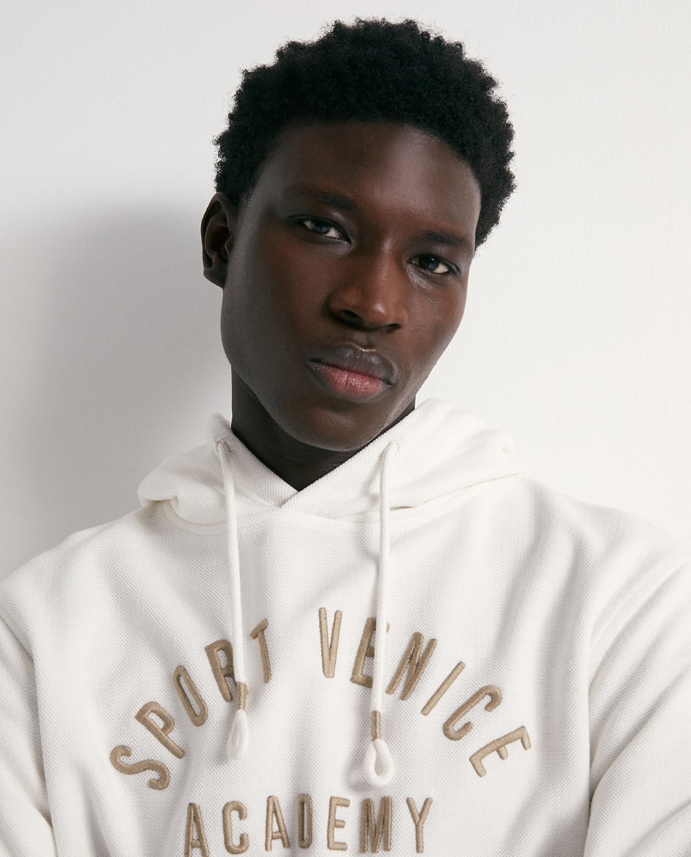 Sweatshirt com Estrutura e Bordado Branco-4