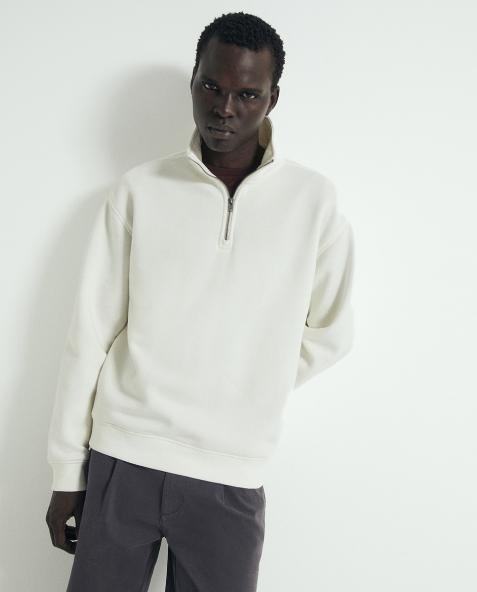Imagen 0 de Sudadera lisa cuello alto Beige