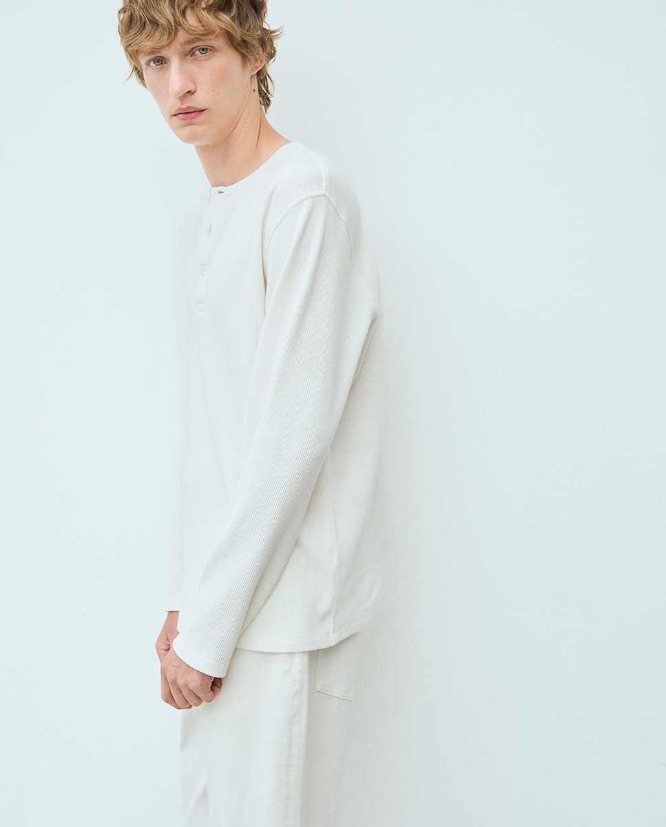 T-shirt com gola com botões Branco-marfim-4