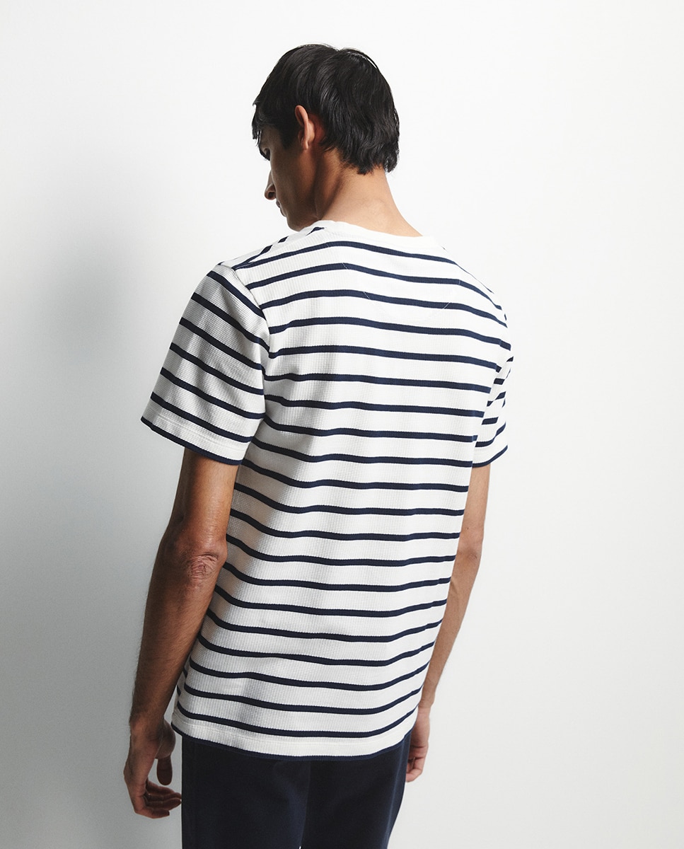 T-shirt às Riscas com Textura Marinho-4