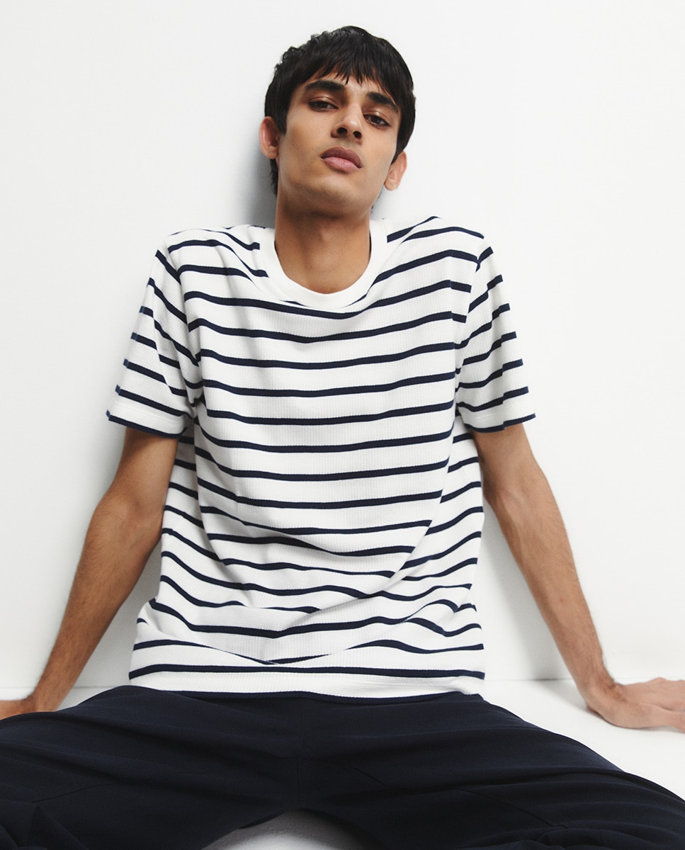 T-shirt às Riscas com Textura Marinho-5