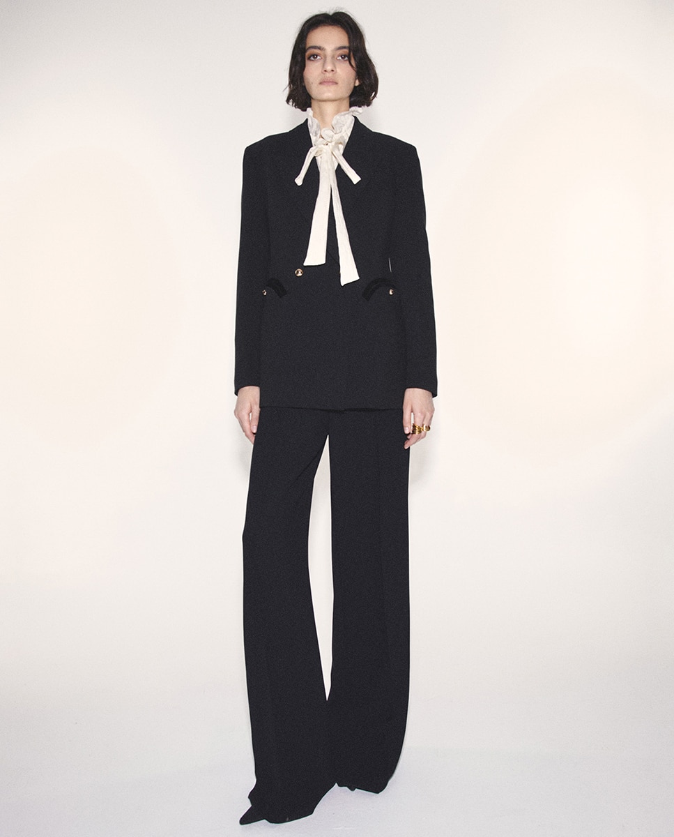 Blazer com Vivos de Veludo Preto-1