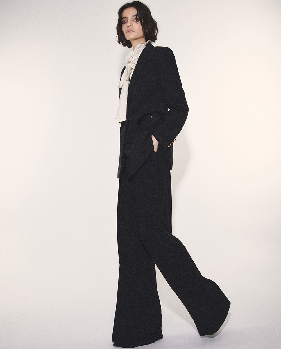 Blazer com Vivos de Veludo Preto-3