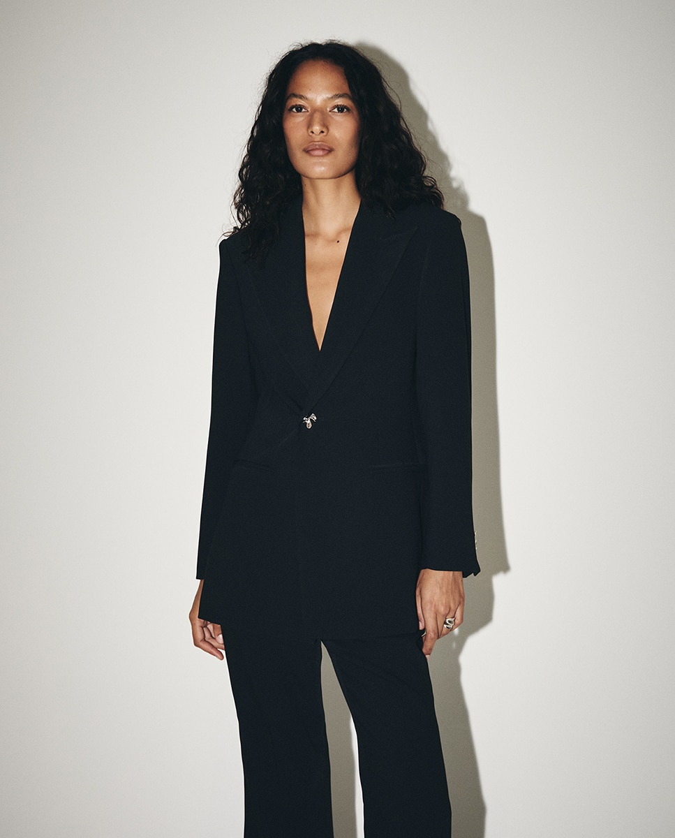 Blazer com Botão de Joia Preto-2