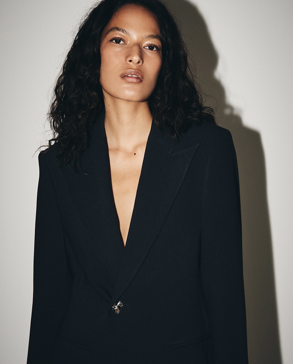 Blazer com Botão de Joia Preto-3