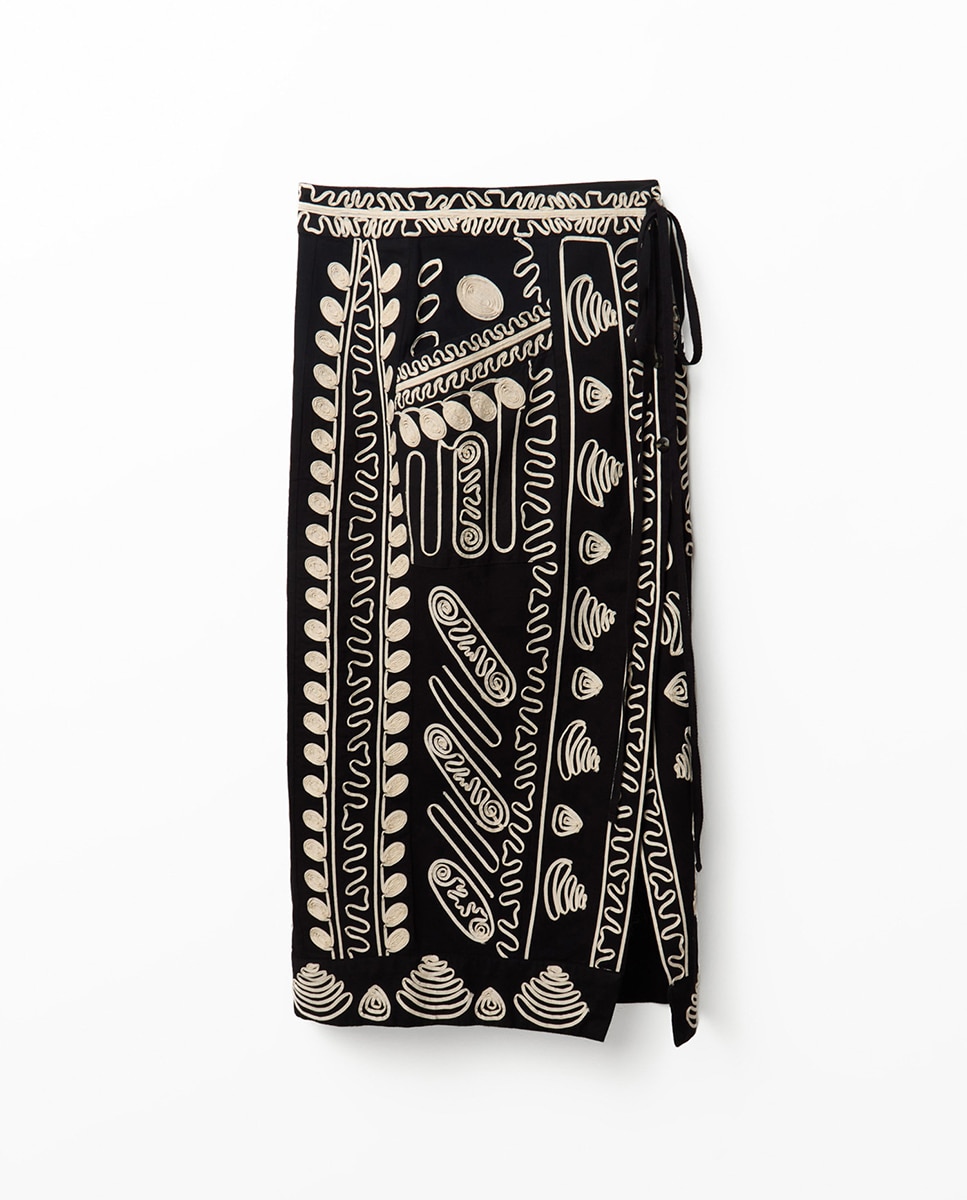 Saia midi bordada Preto-6