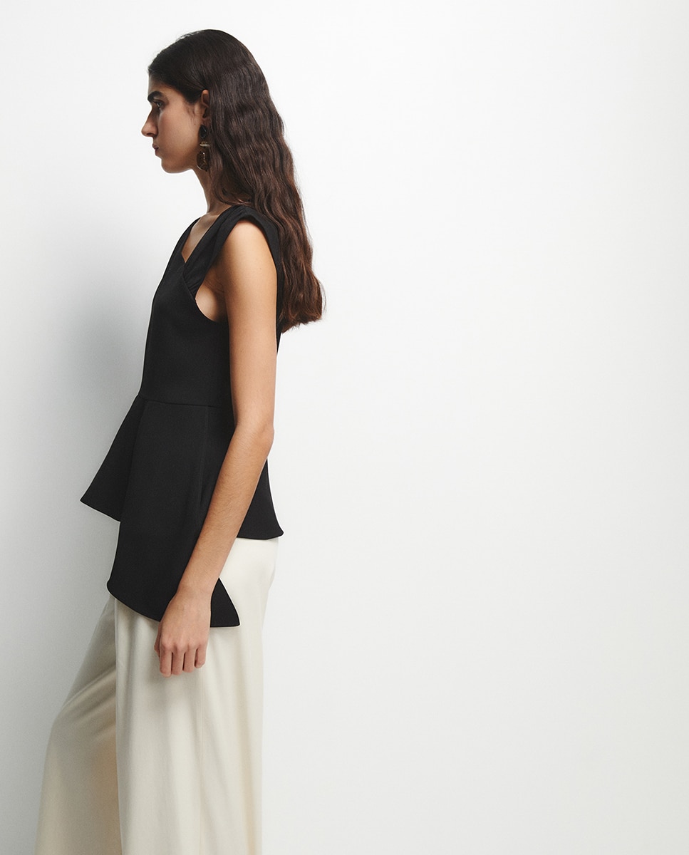 Corpo com Decote Assimétrico Preto-7