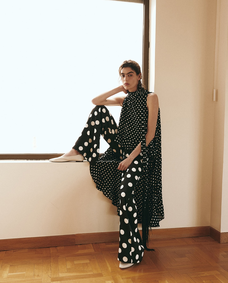 Capa às Bolinhas com Folhos Preto-1