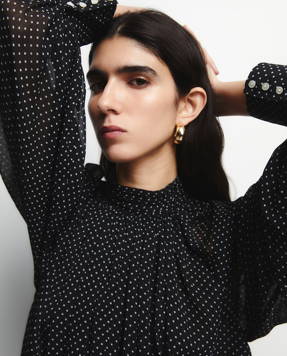 Blusa às Bolinhas Preto-3