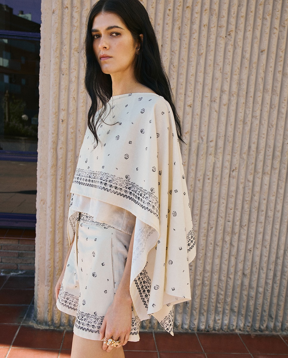 Imagem 0 de Blusa com Capa e Estampado