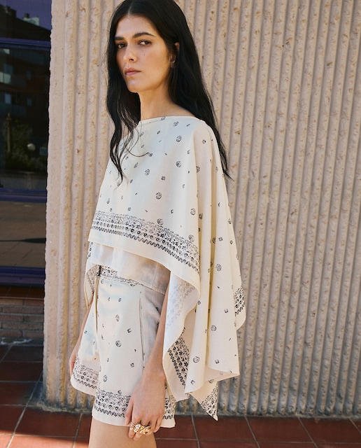 Imagen 0 de Blusa capa estampado