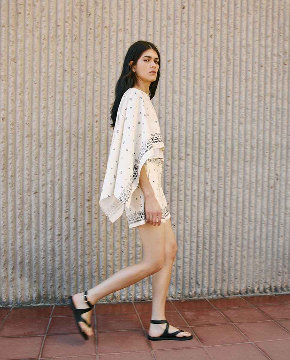 Blusa com Capa e Estampado Cru-5