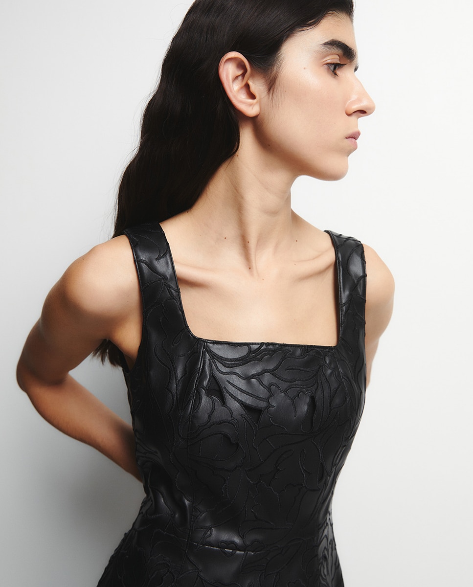 Vestido Tipo Jardineiras Perfurado Preto-3