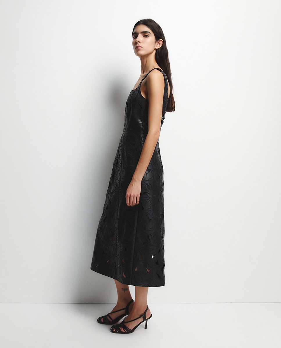 Vestido Tipo Jardineiras Perfurado Preto-4