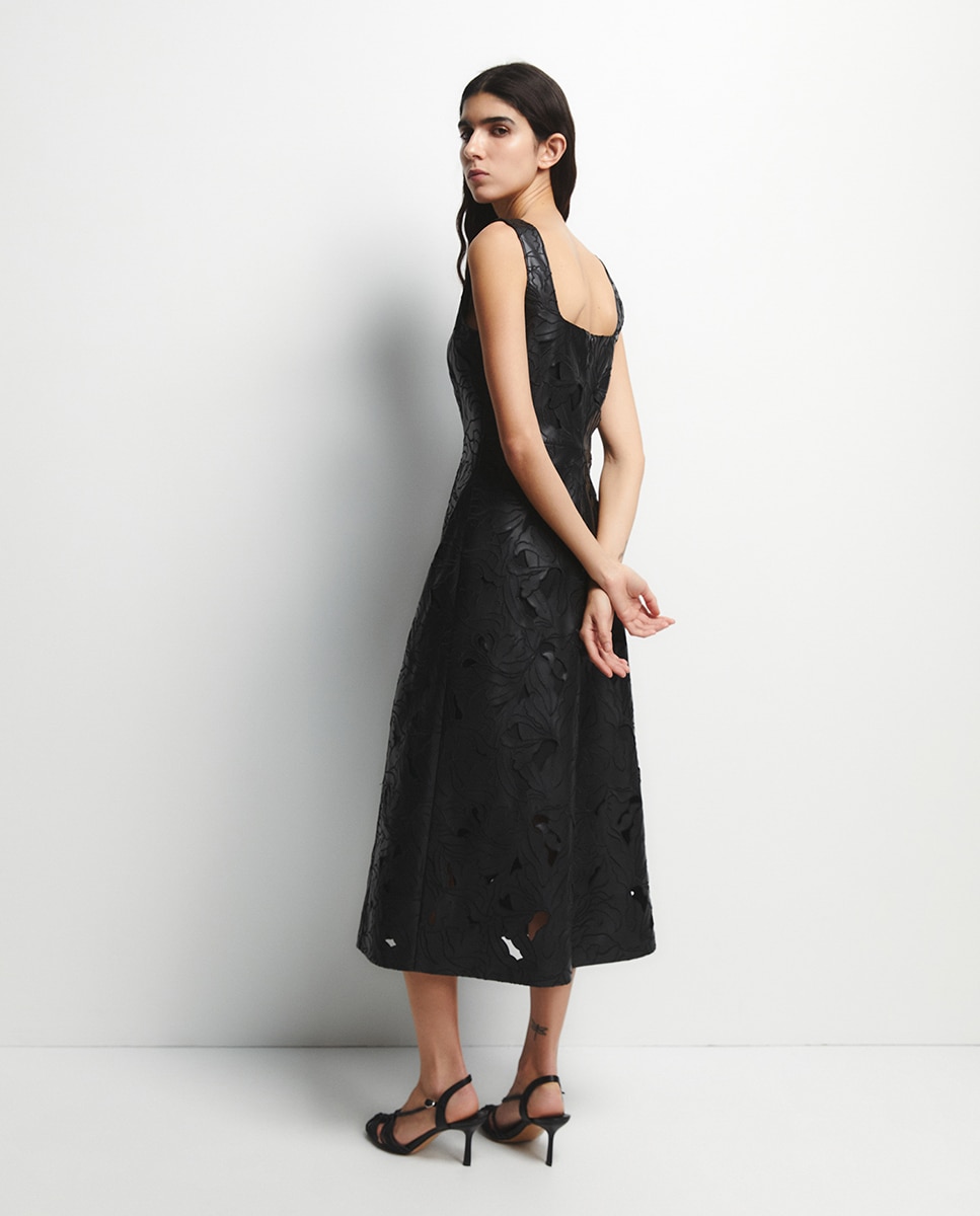 Vestido Tipo Jardineiras Perfurado Preto-5