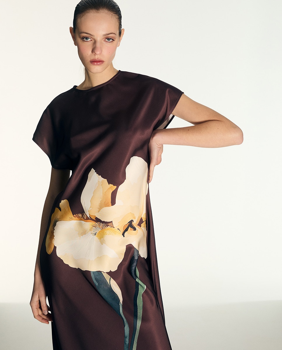 Imagem 0 de Vestido Acetinado com Flor