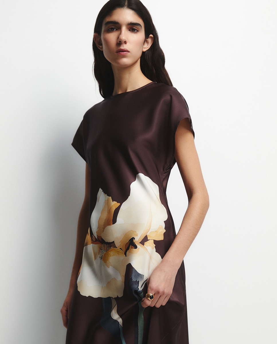 Vestido Acetinado com Flor Chocolate-3