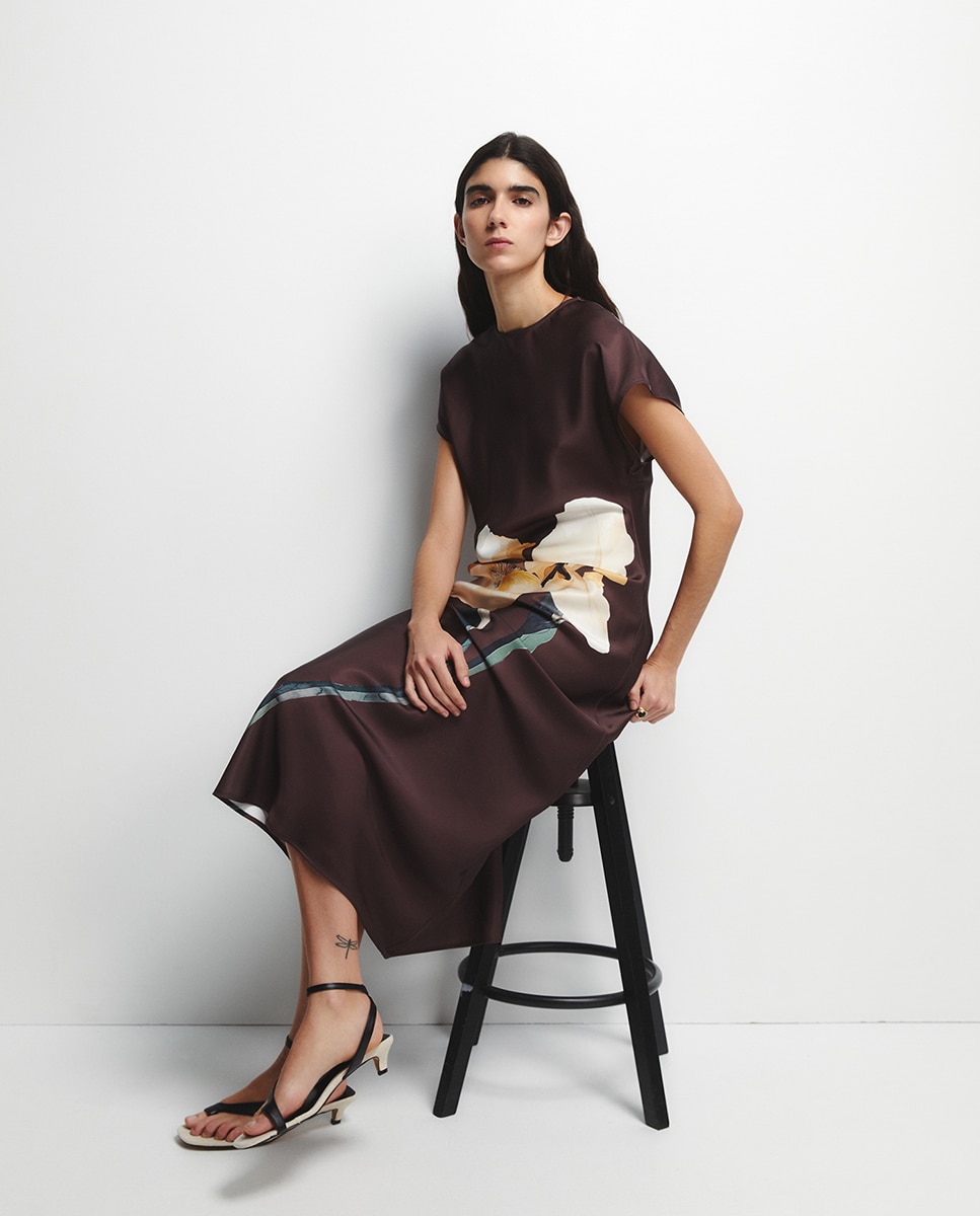 Vestido Acetinado com Flor Chocolate-7