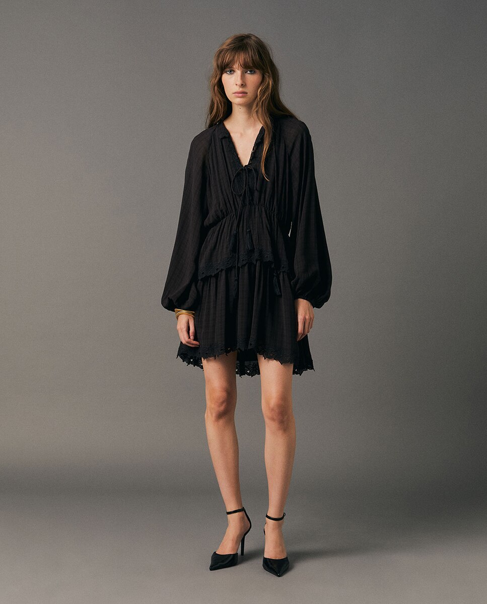 Imagem 0 de Vestido com Folhos e Renda