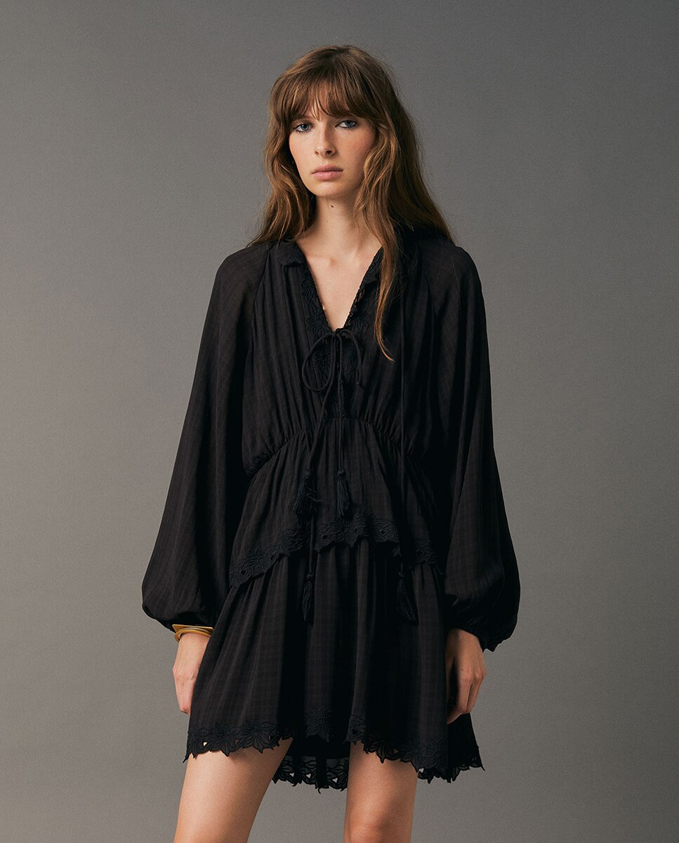 Vestido com Folhos e Renda Preto-2