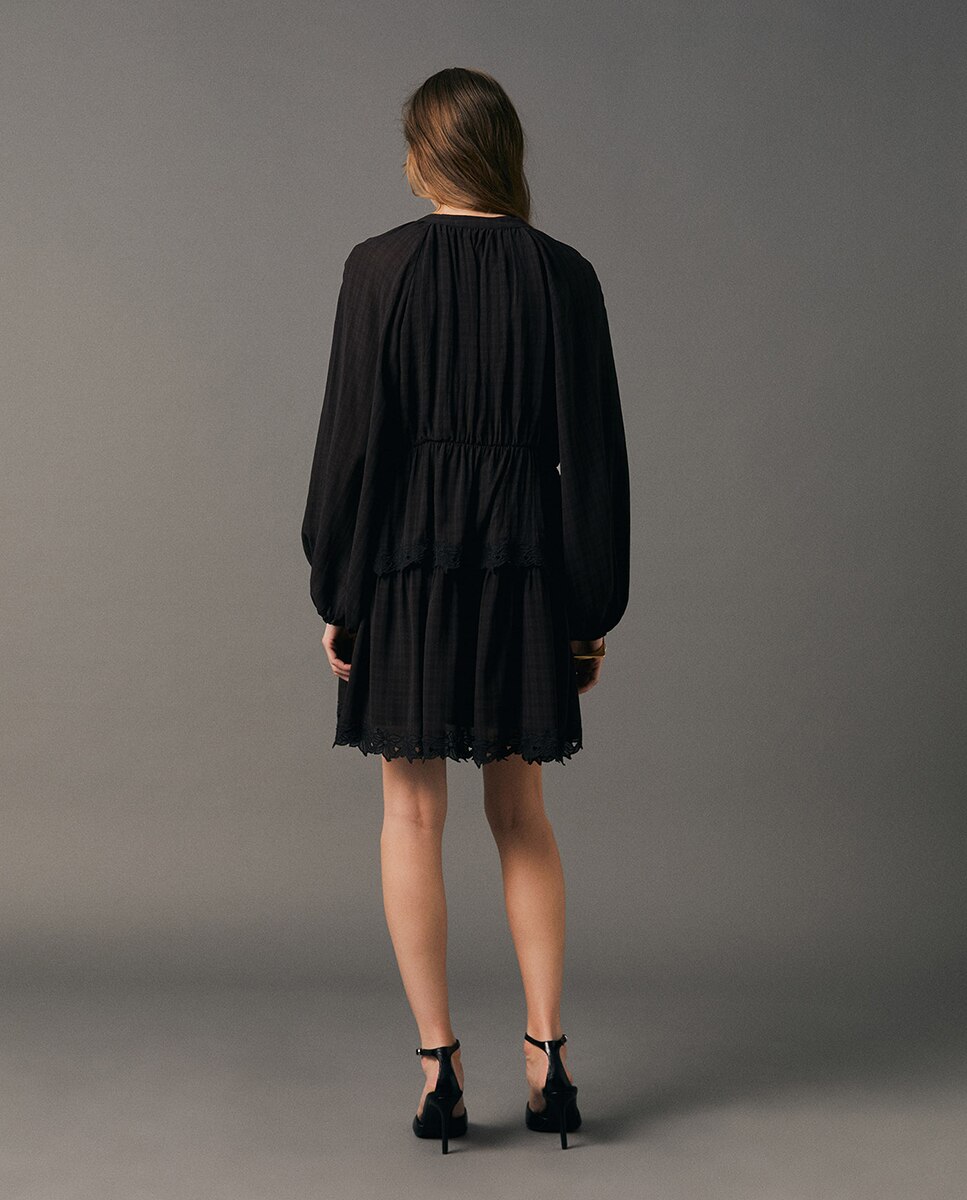 Vestido com Folhos e Renda Preto-5