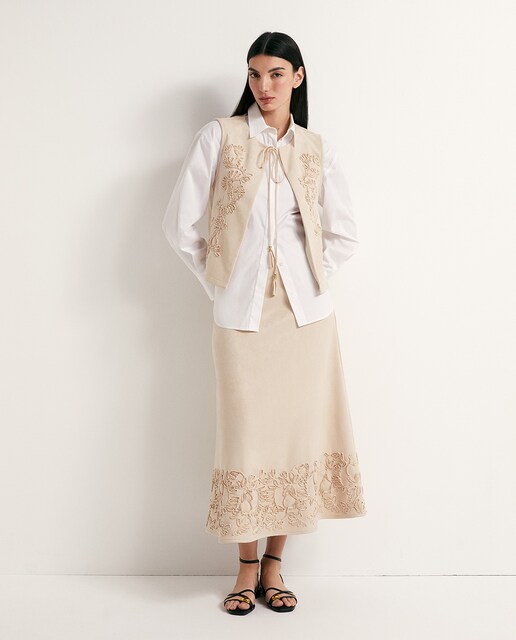 Imagen 0 de Chaleco antelina bordado