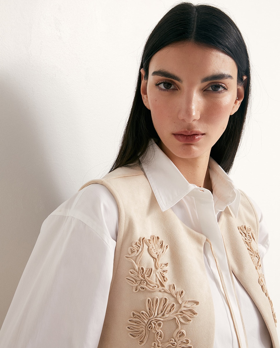 Colete de Camurcina com Bordado Cru-3