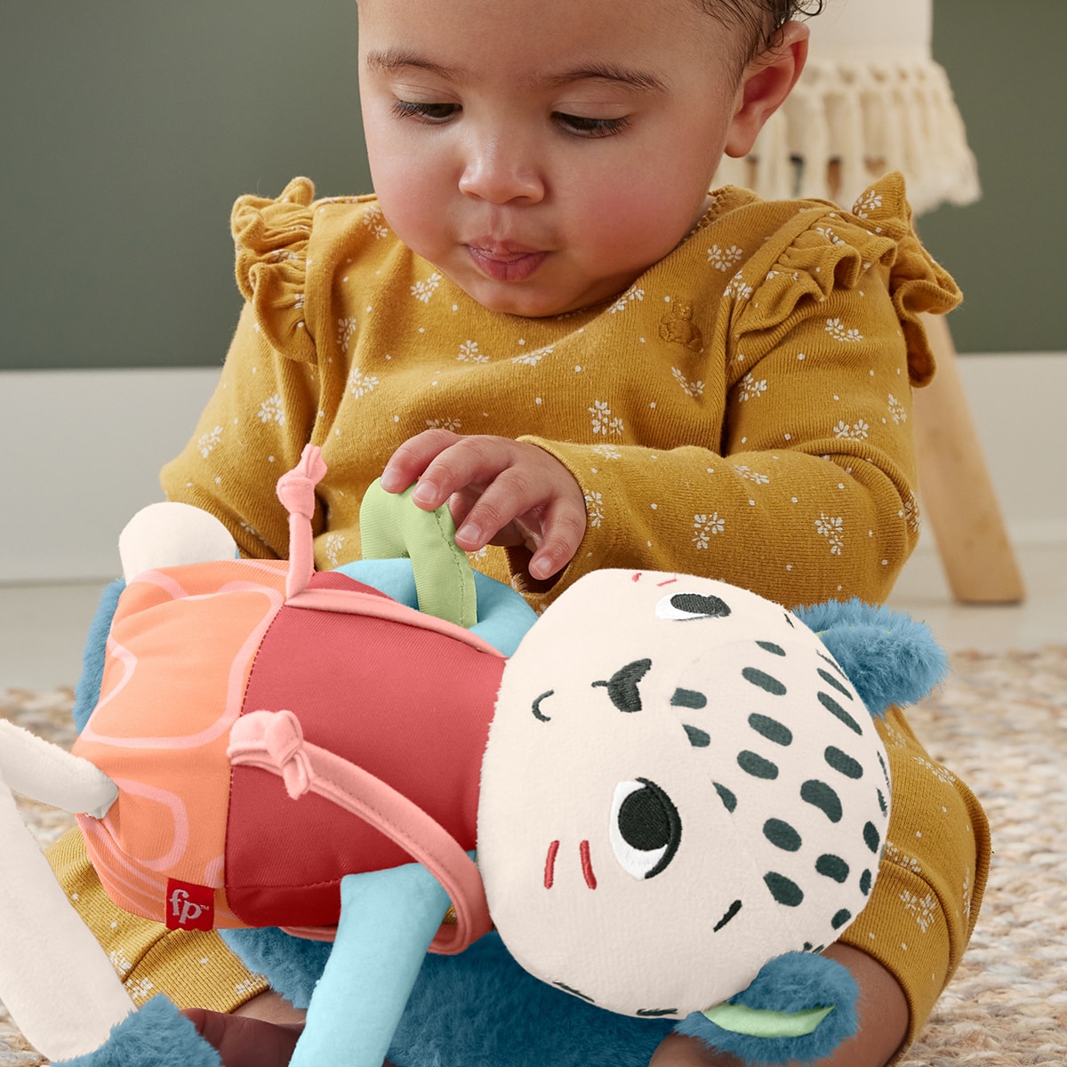 Peluche leopardo de las nieves SustainaPals Fisher-Price 3